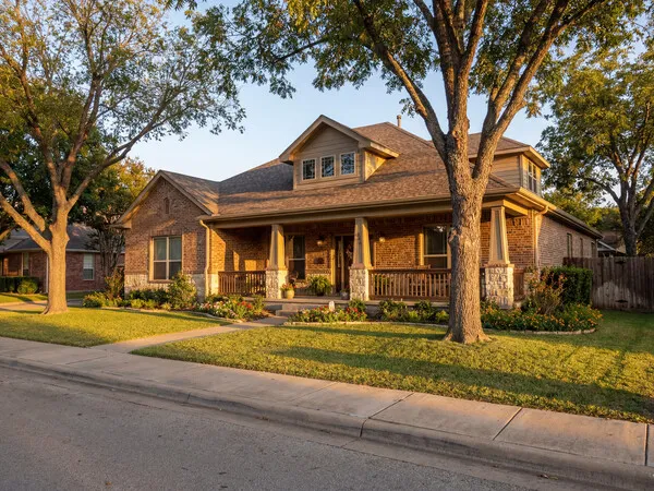 Craftsman-style home with covered porch in Waxahachie TX